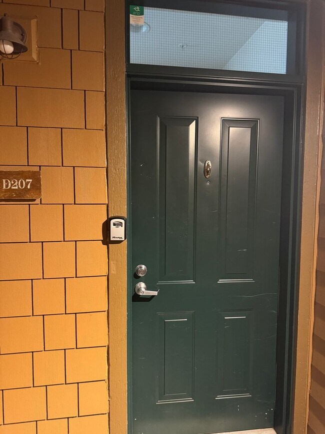 Building Photo - Issaquah 1bed Condo