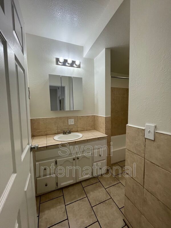 Building Photo - 1733 1/2 E. 63rd St.