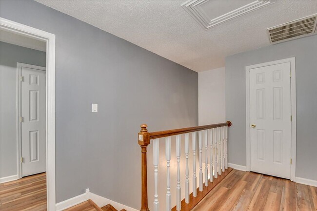 Building Photo - 4 bedroom 3 full bathroom home in heart of...