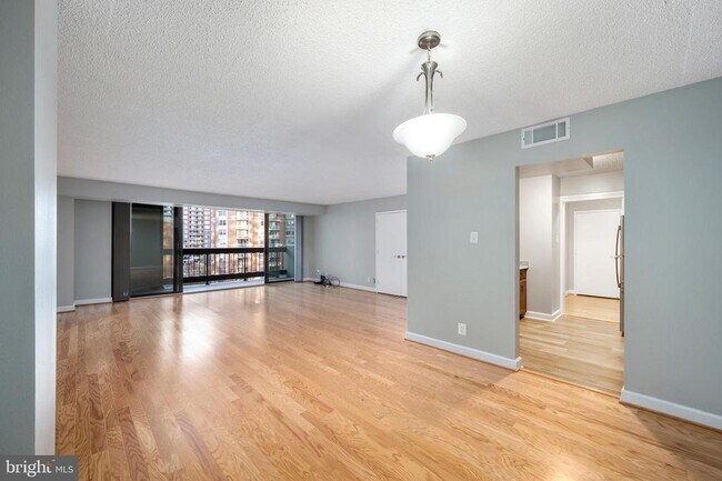Building Photo - 3800 Fairfax Dr