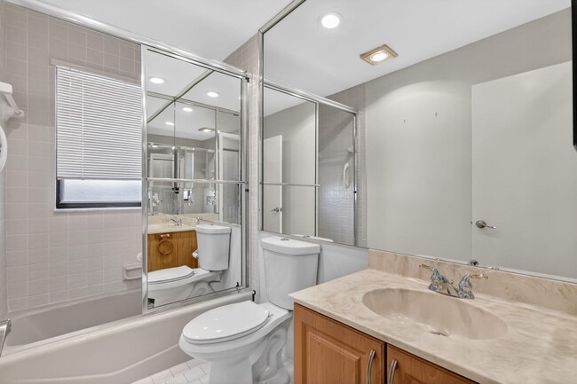 Building Photo - 870 NW 32nd Ave