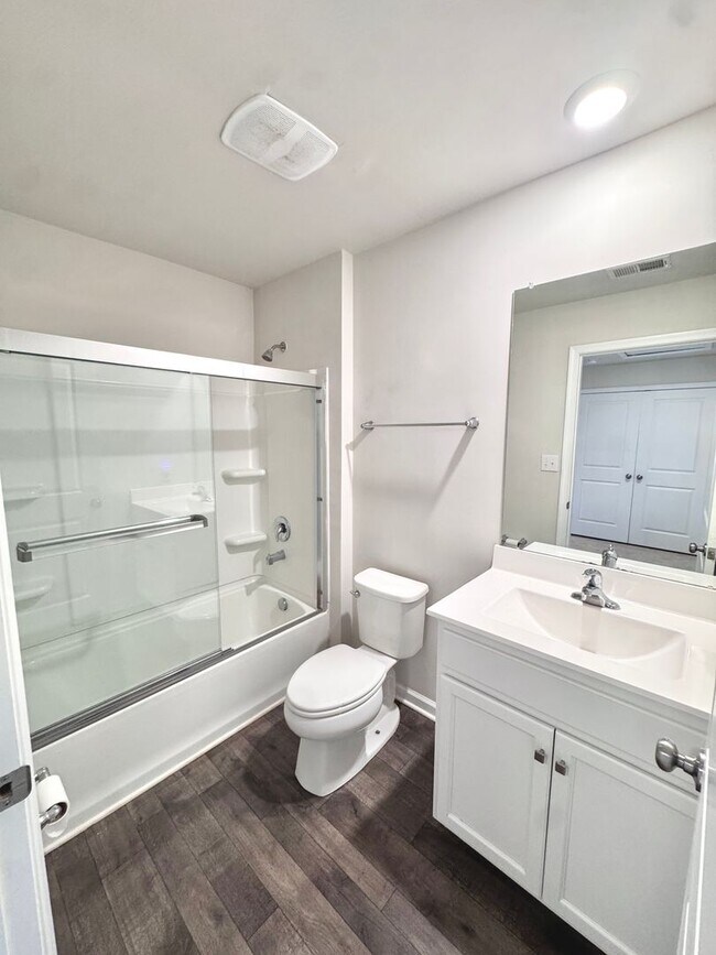 Building Photo - NEWER THREE BEDROOM TOWNHOME
