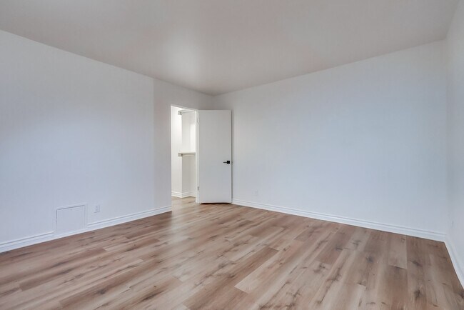 Building Photo - 435 N Oakhurst Dr