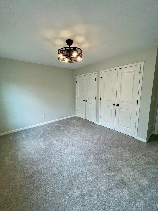 Building Photo - Gorgeous 4 bedroom 3.5 bath home in desira...