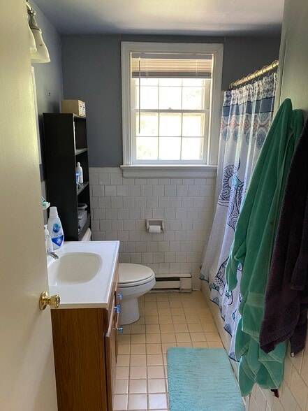 Bathroom - 3004 Douglasdale Rd