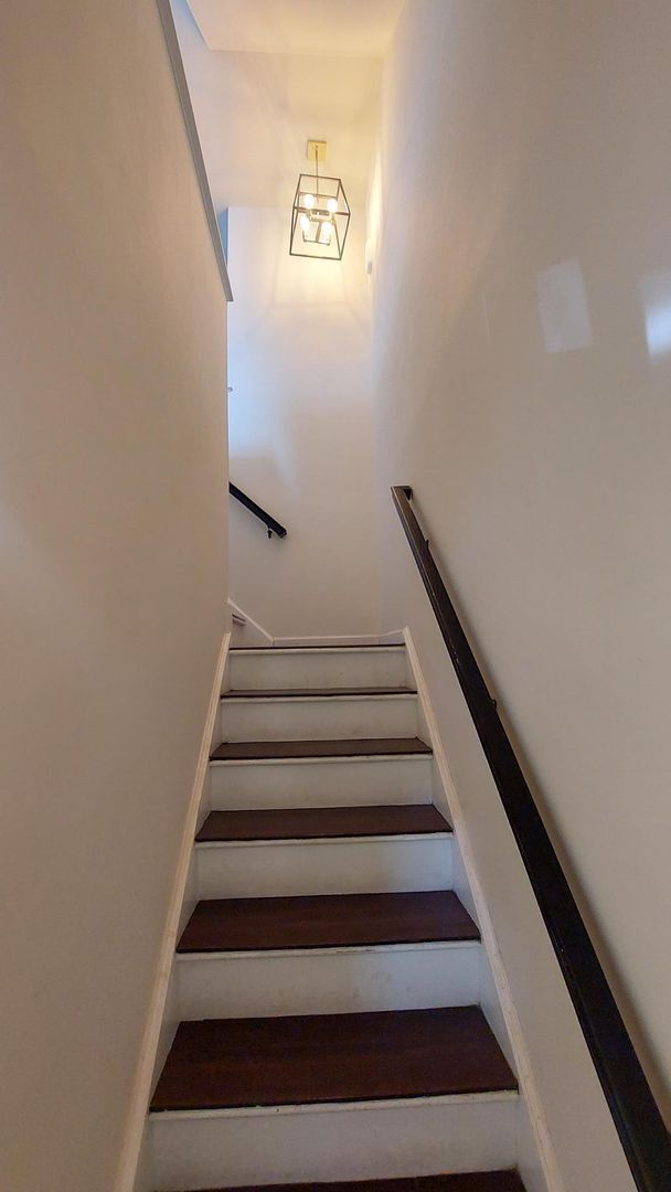 Building Photo - Spacious Townhouse w/Renovated Bathroom