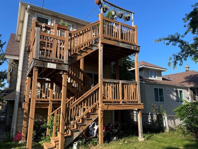 Building Photo - 4555 W Wellington Ave