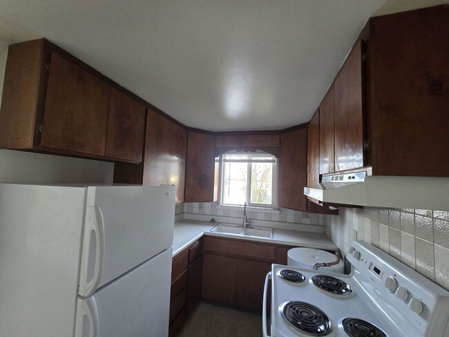 Building Photo - 633 NE Channon Ave