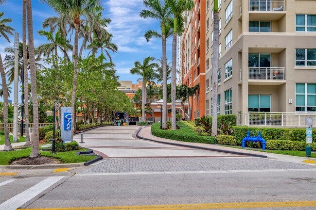 Building Photo - 2000 N Bayshore Dr