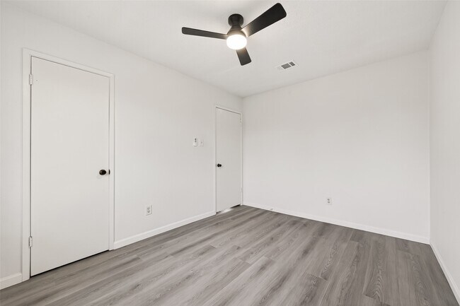 Building Photo - 7523 La Pl Dr