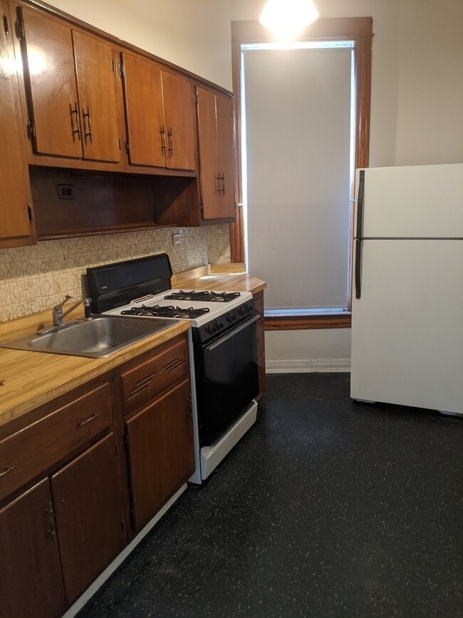 Building Photo - 1514 W Wilson Ave