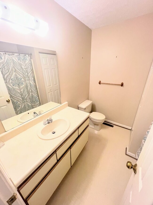 Building Photo - 3 Bedroom Townhome in Forest