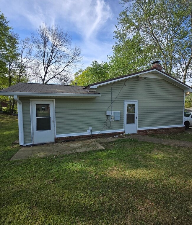 Building Photo - 3 Bedroom 2 Bath located in Oxford