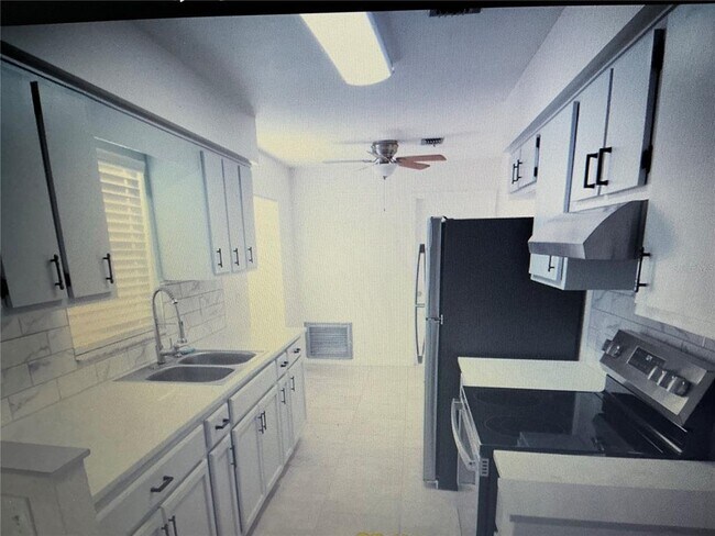 Building Photo - 15144 SW 27th Ct