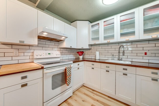 Building Photo - 1425 S Puget Dr