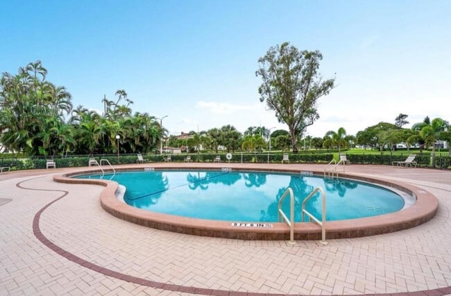 Building Photo - 543 Mansfield M