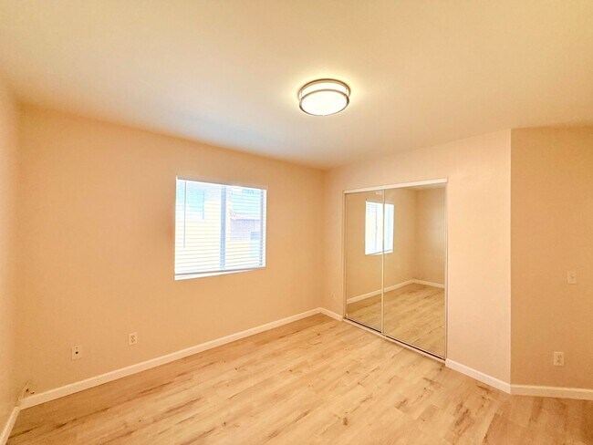 Building Photo - 762 W 21st St