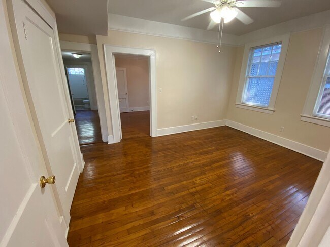 Building Photo - 542 E 49th St