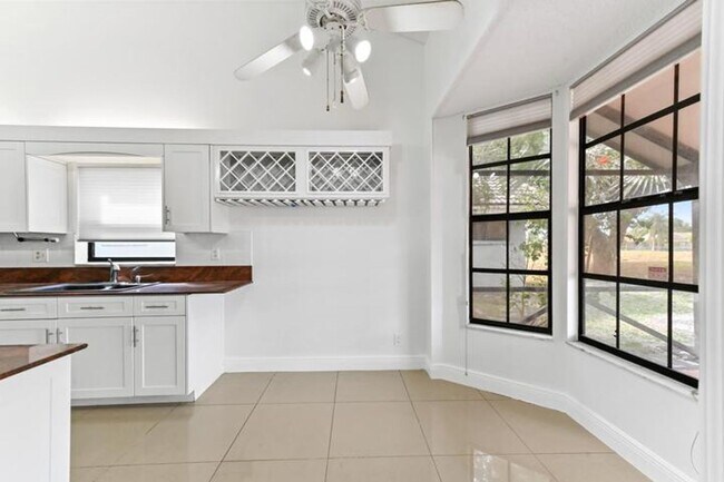 Building Photo - 5421 Helene Cir