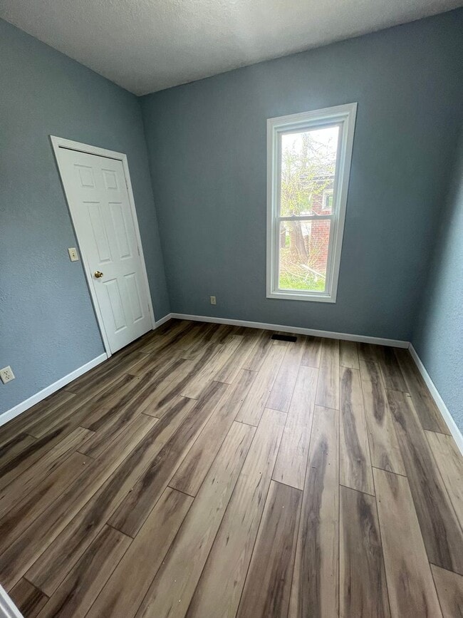 Building Photo - Newly renovated! 2 BEDROOM, OFFICE SPACE, LAUNDRY ROOM!