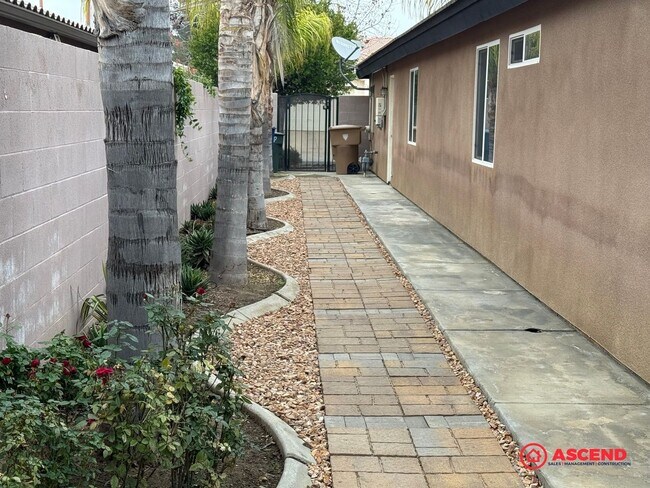 Building Photo - Stunning 4 bedroom + office in Seven Oaks!