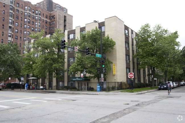 Building Photo - 5250 N Sheridan Rd