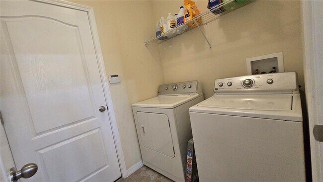 Building Photo - 4085 Shadetree Ln