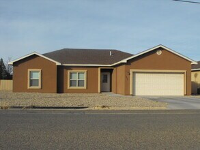 Building Photo - GREAT HOME IN NEW PORTALES NEIGHBORHOOD