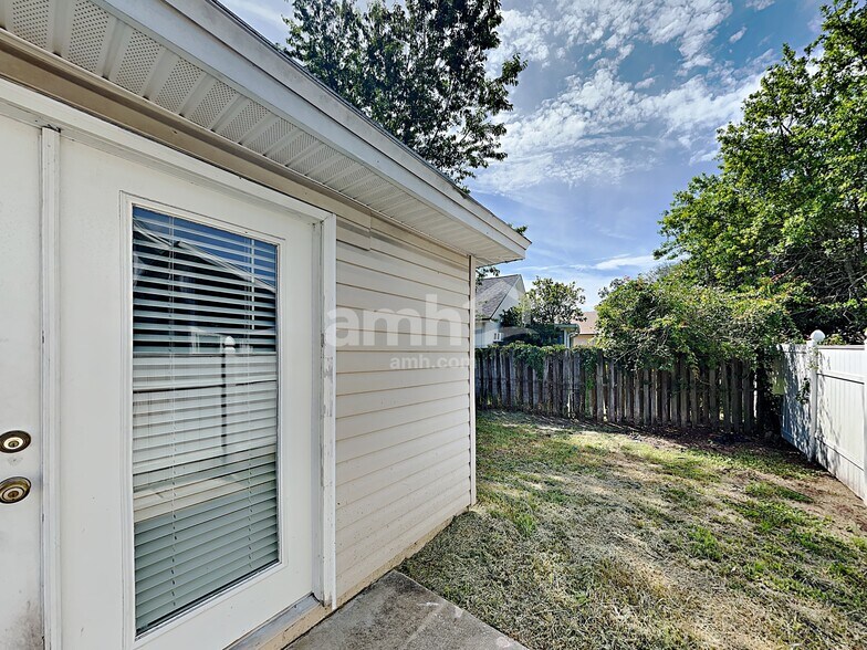 Building Photo - 6118 Alpenrose Ave