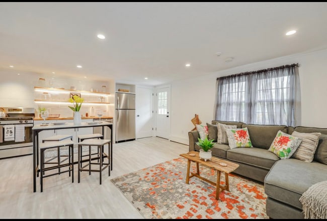 Building Photo - 253 Main St