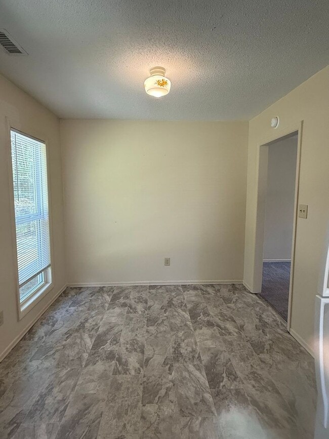 Building Photo - 2 bedroom, 1 bath Duplex