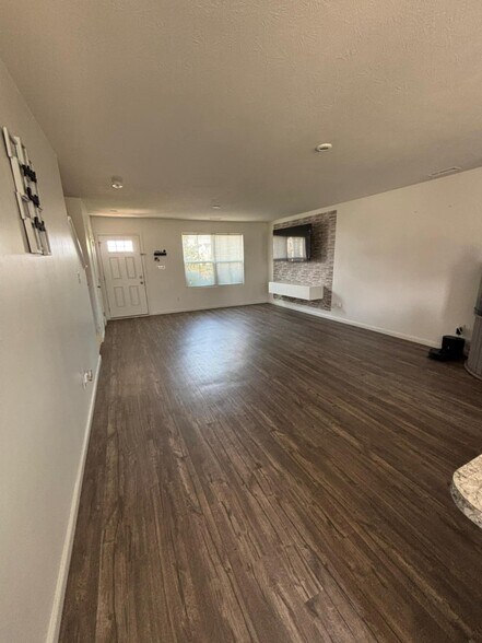 Living rolm - 8511 Fownes Ln