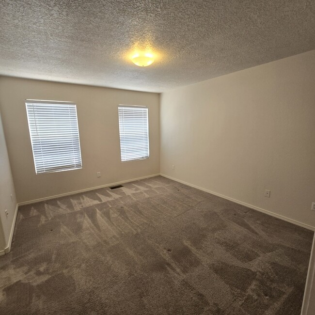 Building Photo - NW Albuquerque Town Home