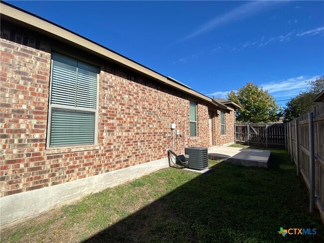 Building Photo - 295 Rosalie Dr