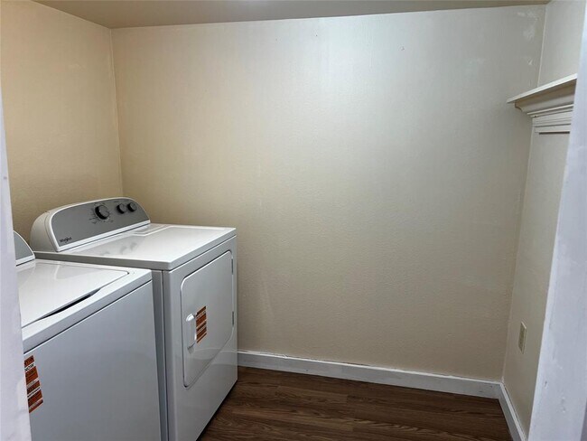 Building Photo - 102 E Carrie Manor St