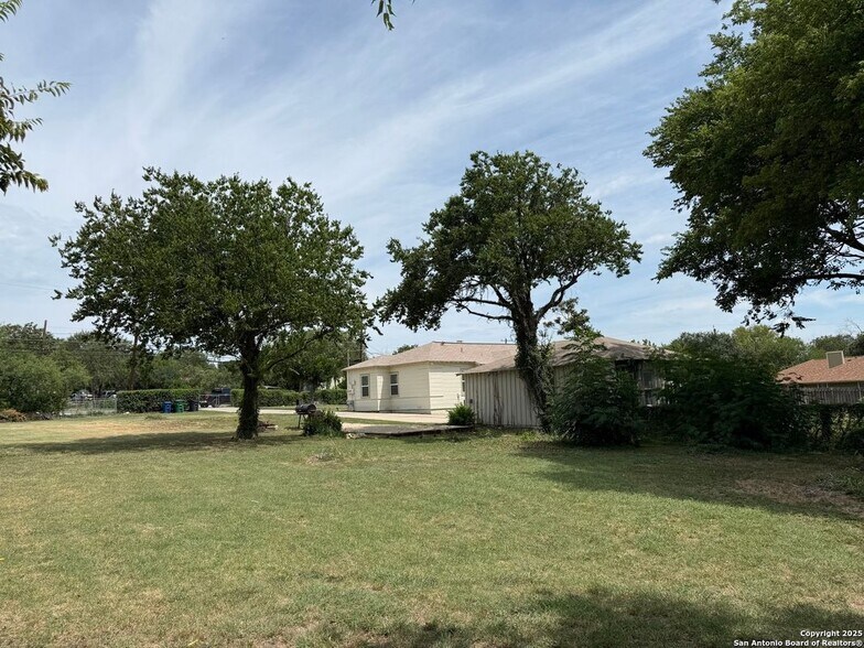 Building Photo - 1214 Sutton Dr