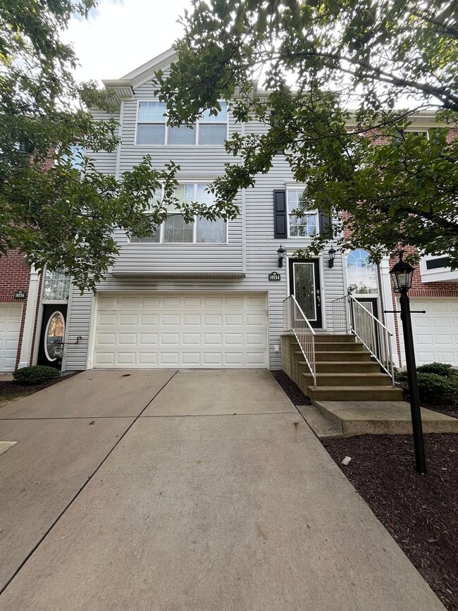 Building Photo - Newly Renovated 3 Bed 2.5 Bath Townhouse A...