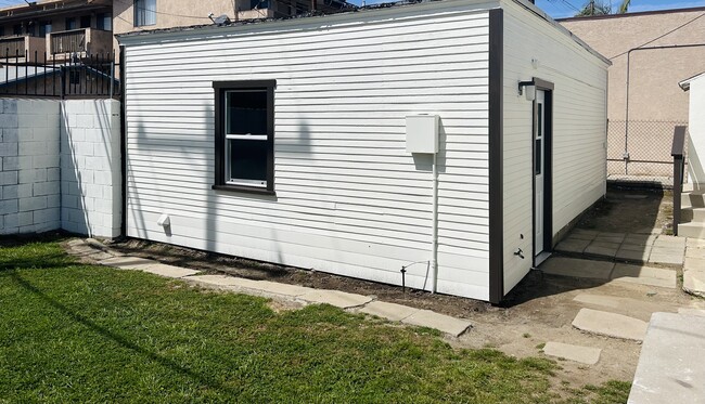 Rear community yard and laundry facilities - 1537 Freeman Ave