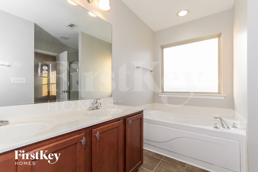 Building Photo - 2045 Kensington Ct