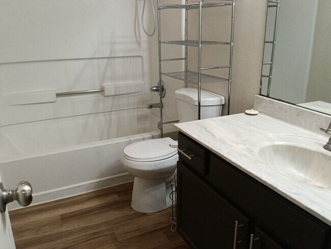 Building Photo - 4 Bedroom, 2 Bathroom! Lovely Home Coming ...