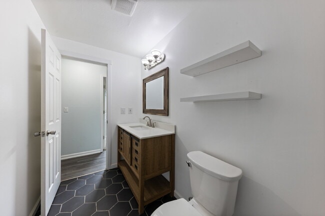 Building Photo - Charming 3 bedroom home with large yard!