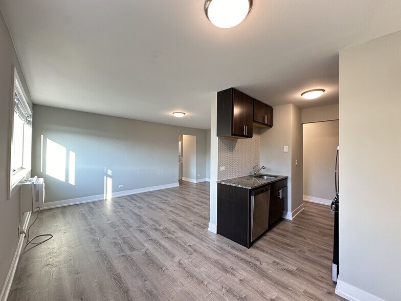 Building Photo - 533 W Surf St