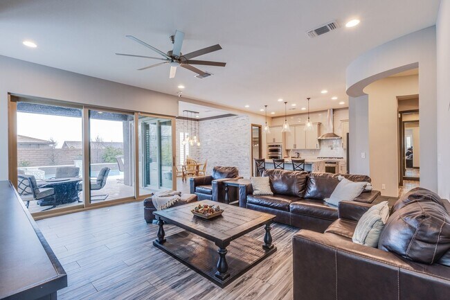 Building Photo - Stunning 5Bed/4.5 Bath home located in a prestigious guard gated community in Summerlin