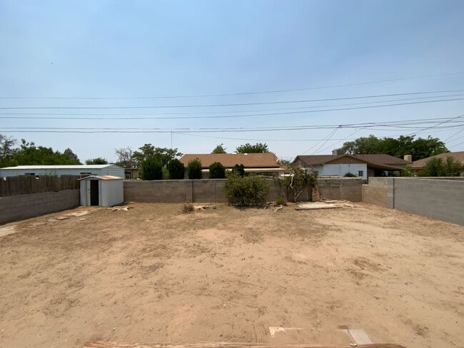 Building Photo - 2 Bedroom Single Story Home Available Near...