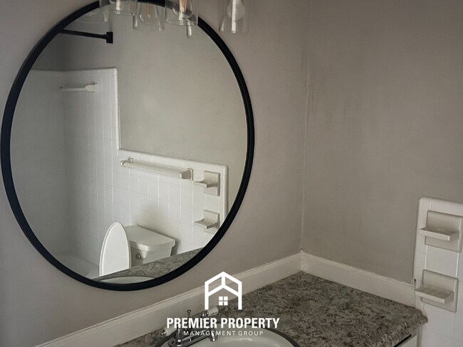 Building Photo - 2322 Rodgers Dr NE