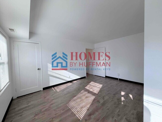 Building Photo - One Bedroom Apartment | Laundry Facility | Utilities Included