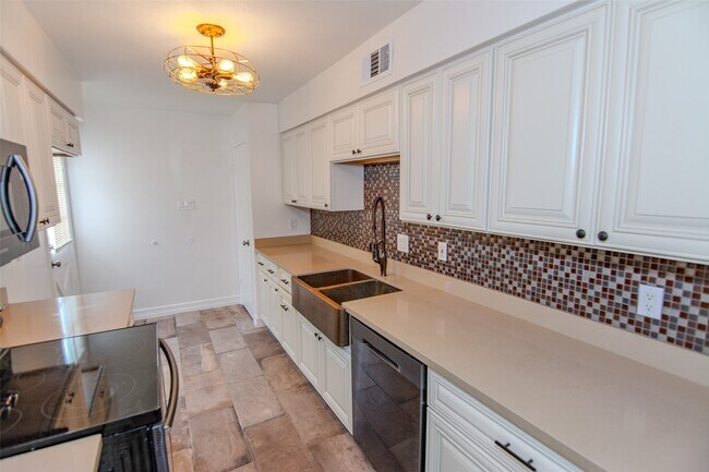 Building Photo - 7860 Green Lawn Dr