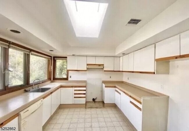 Building Photo - 350 E Harriet Ave