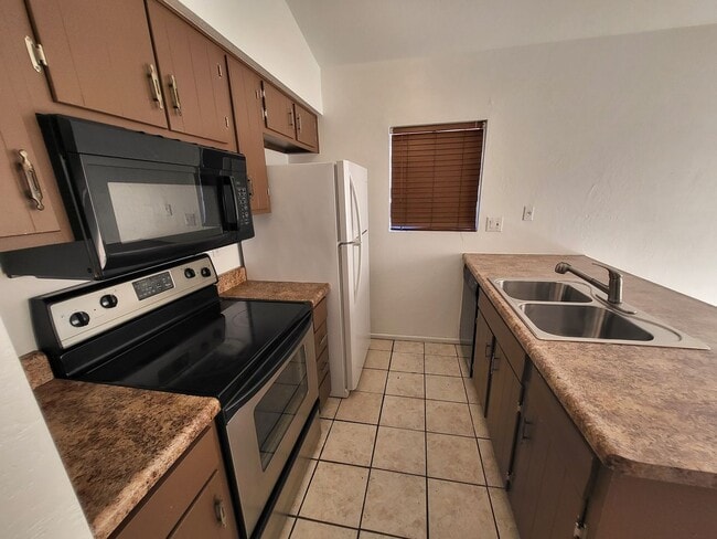 Building Photo - 1ST MONTH RENT FREE!!! GREAT SINGLE LEVEL ...