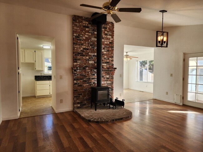 Building Photo - 3 bedroom Home  For Rent in Minden
